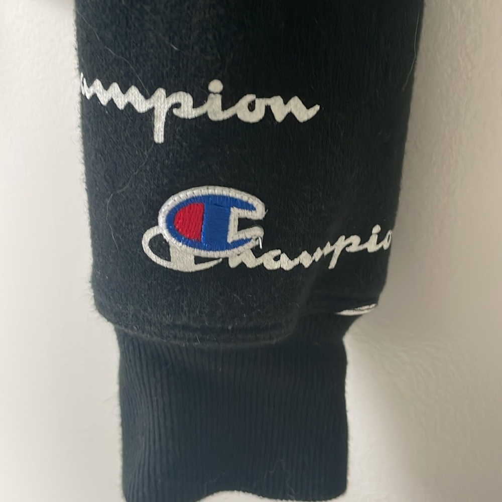 Champion size M cropped black and white sweatshirt. 72%cotton29% polyester - Picture 3 of 6